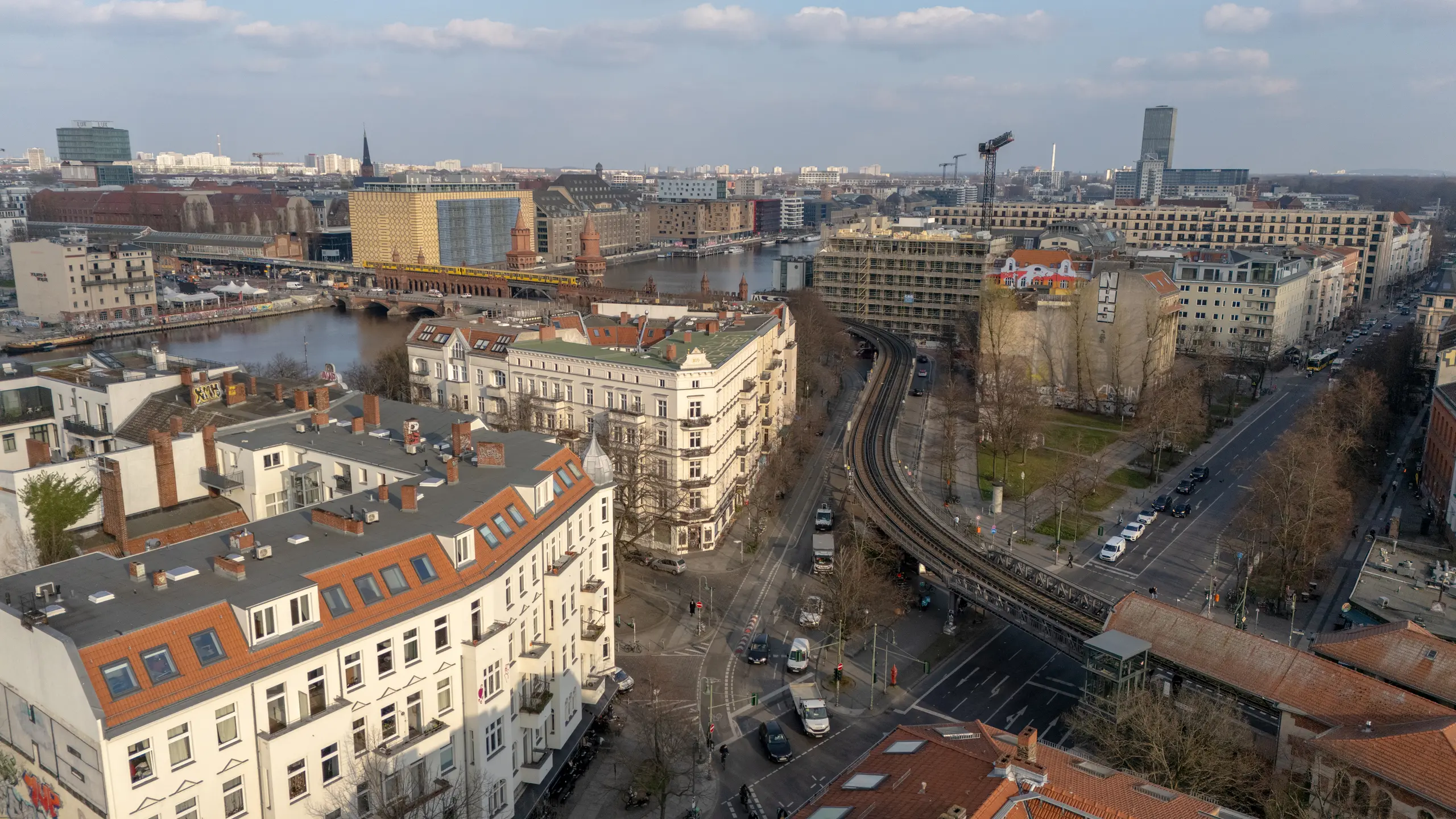 Vergleich Berlin Görlitzer Bahnhof 2025 und 2045 – nachhaltige Stadtentwicklung mit begrünten Dächern, autofreien Straßen und innovativer Infrastruktur.