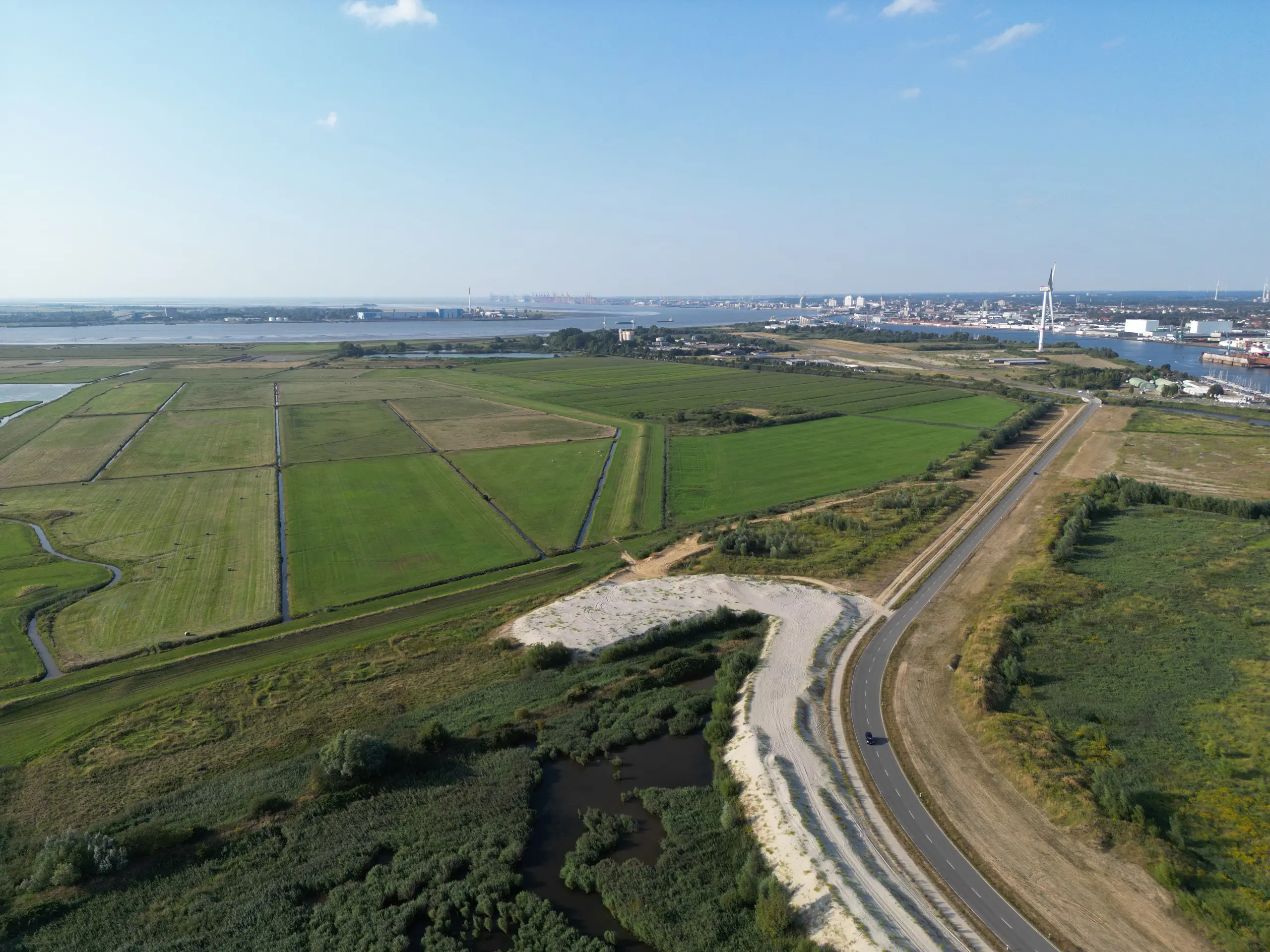 Bremen 2025 – unbebaute Landschaft mit landwirtschaftlichen Flächen und wenig Infrastruktur.