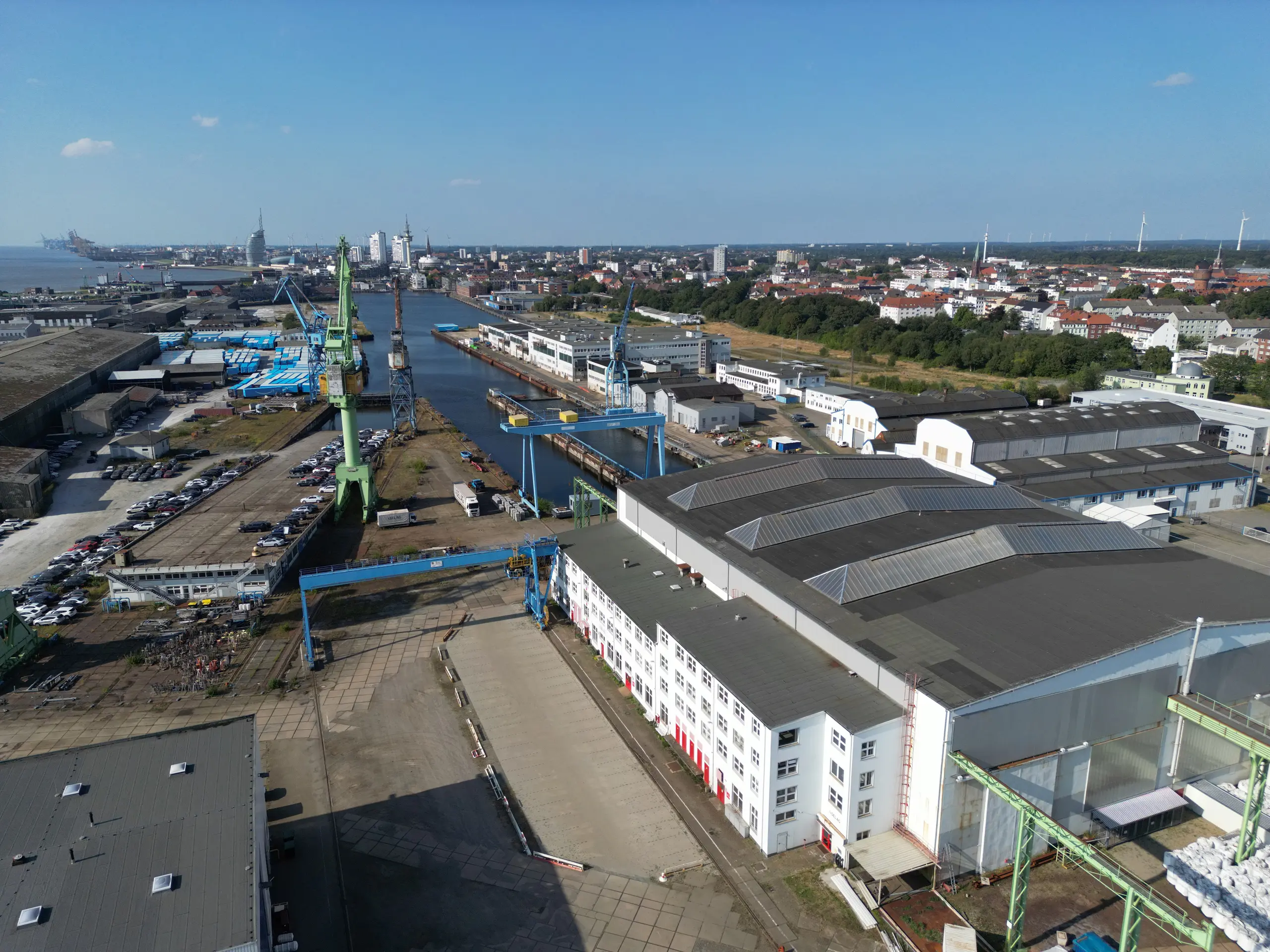 Bremen Werftquartier 2025 – Industriegebiet mit Werftanlagen, Lagerhallen und wenig Begrünung.