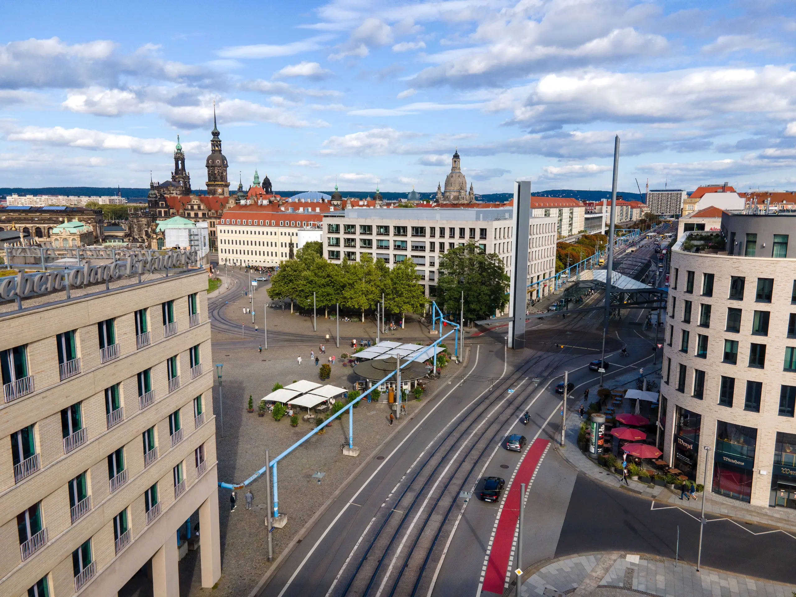 Dresden Postplatz 2025 – städtischer Verkehrsknotenpunkt mit Straßenbahnen, Autos und konventioneller Architektur.