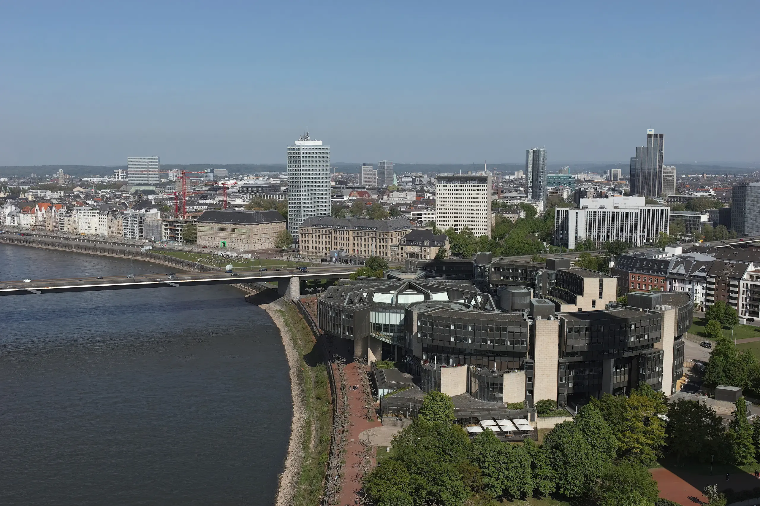 Düsseldorf Rheinuferpromenade 2025 – moderne Architektur am Rhein mit urbanem Umfeld und Fußgängerzone.