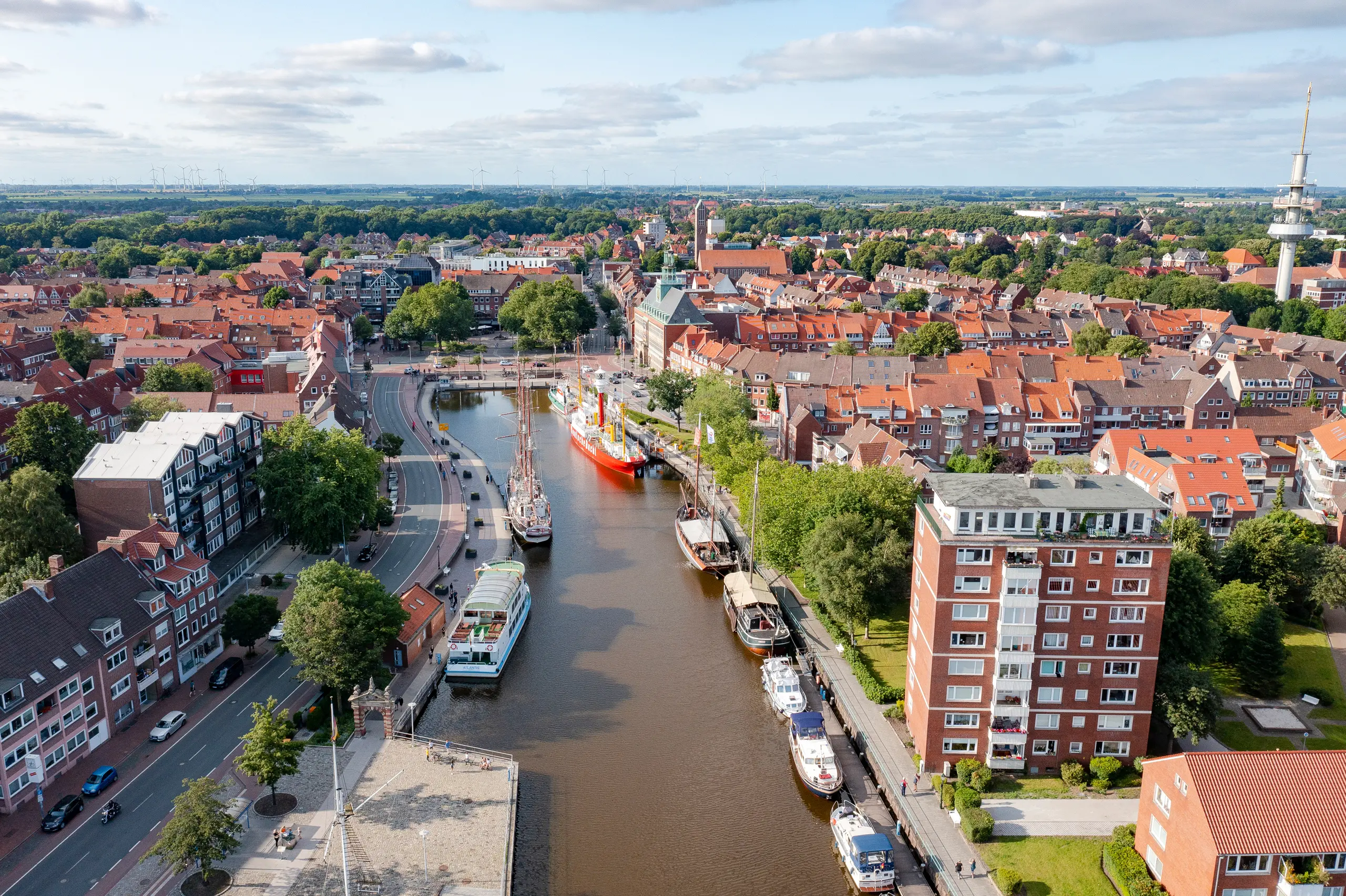 Emden Ratsdelft 2025 – historische Hafenstadt mit traditioneller Architektur und Verkehrsinfrastruktur.