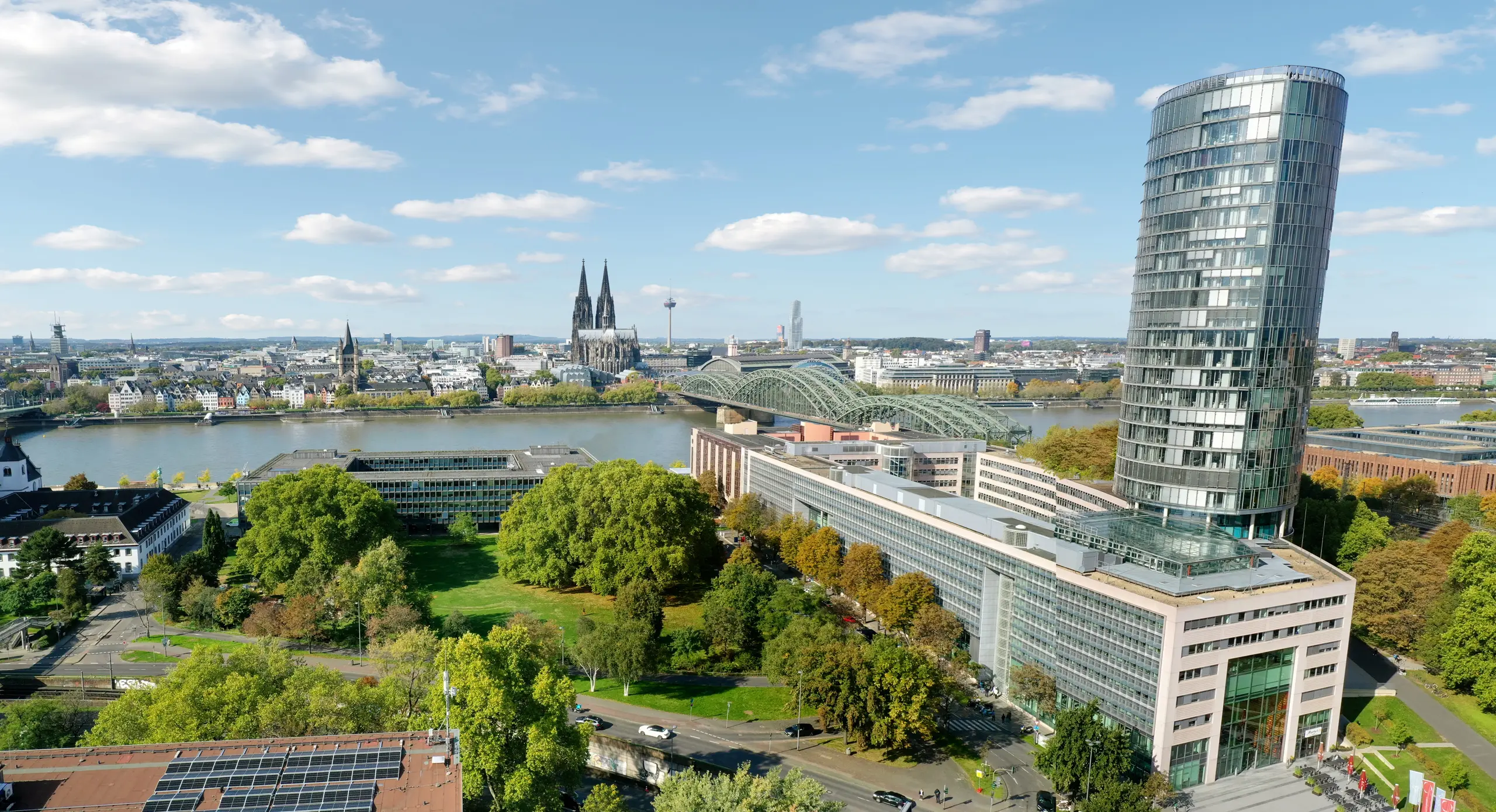 Köln 2025 – Blick auf den Rhein, den Kölner Dom und moderne Hochhäuser.