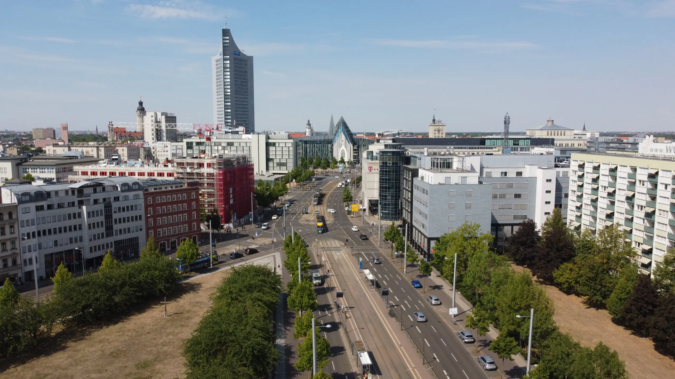 Leipzig 2025 – städtische Infrastruktur mit Hochhäusern, Straßenbahnen und Autoverkehr.