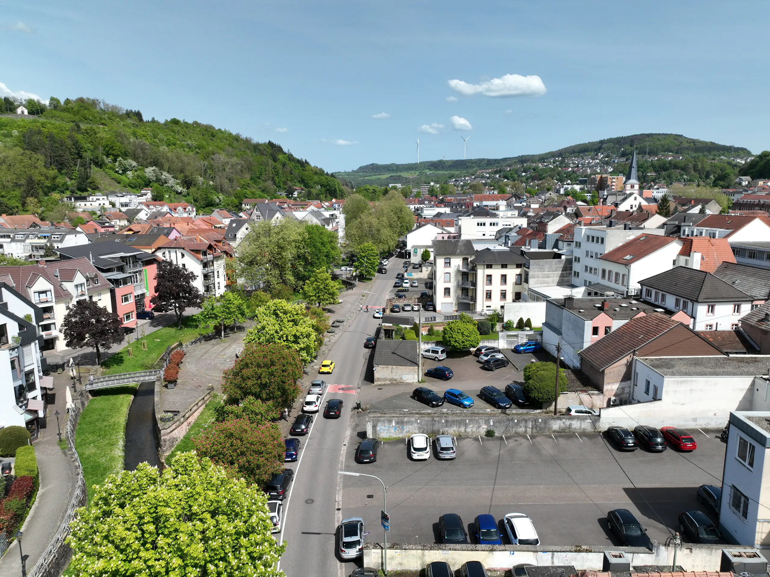 Merzig 2025 – Innenstadt mit Parkflächen, Straßen und klassischen Wohngebäuden.