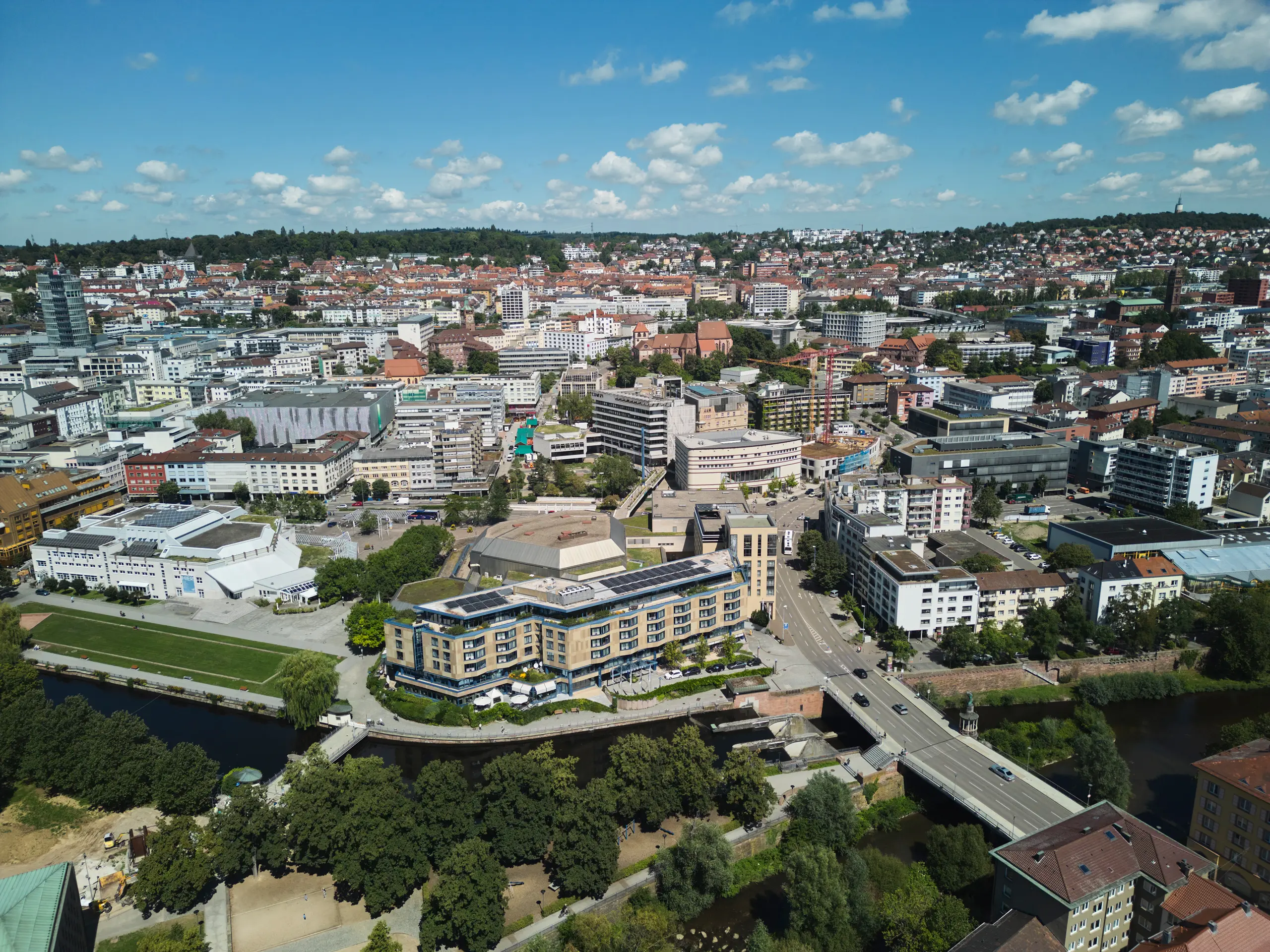 Pforzheim 2025 – urbane Landschaft mit Straßen, konventionellen Gebäuden und wenig Begrünung.
