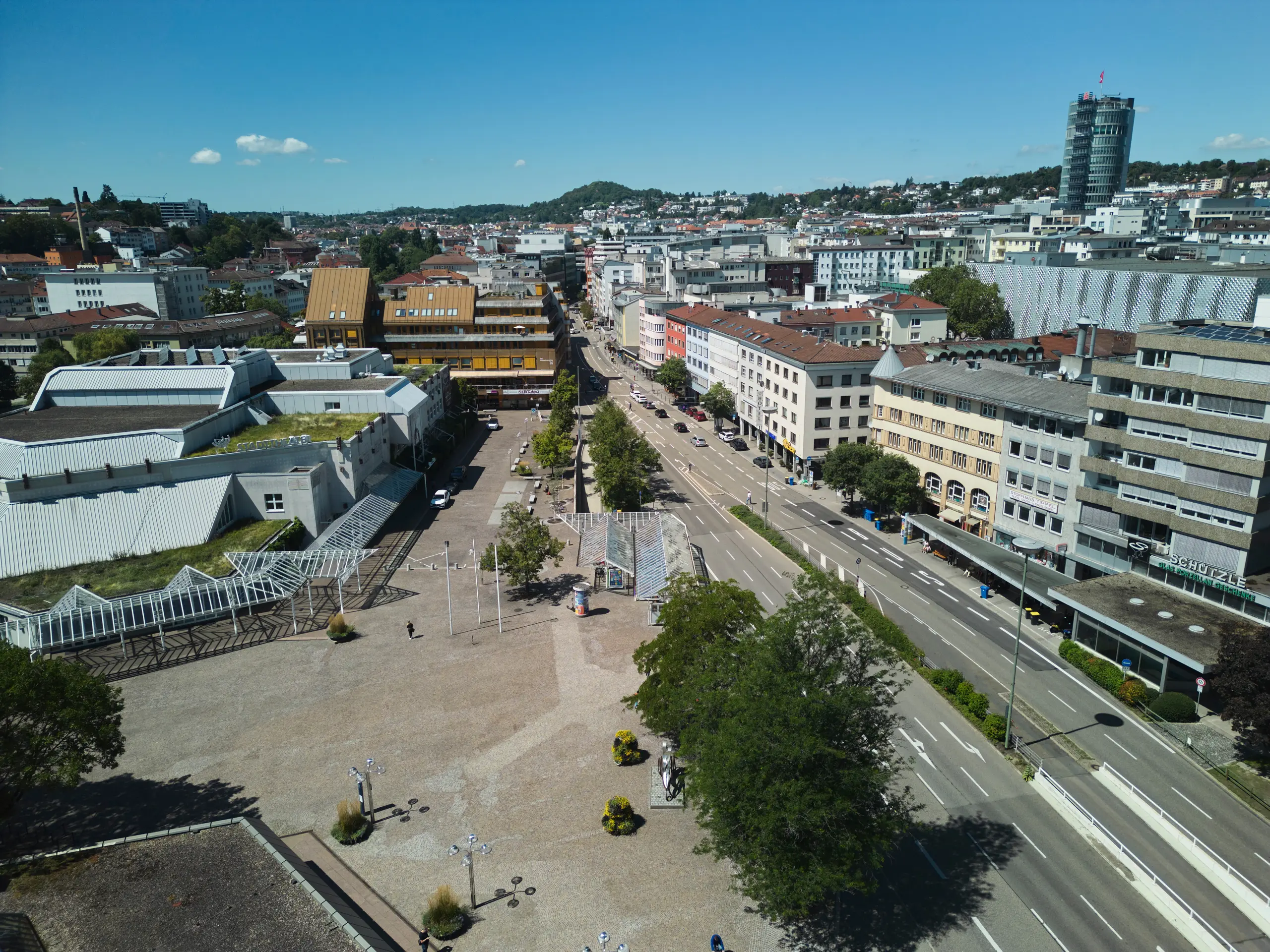 Pforzheim Zerrennerstraße 2025 – breite Straßen, konventionelle Gebäude und wenig Begrünung.
