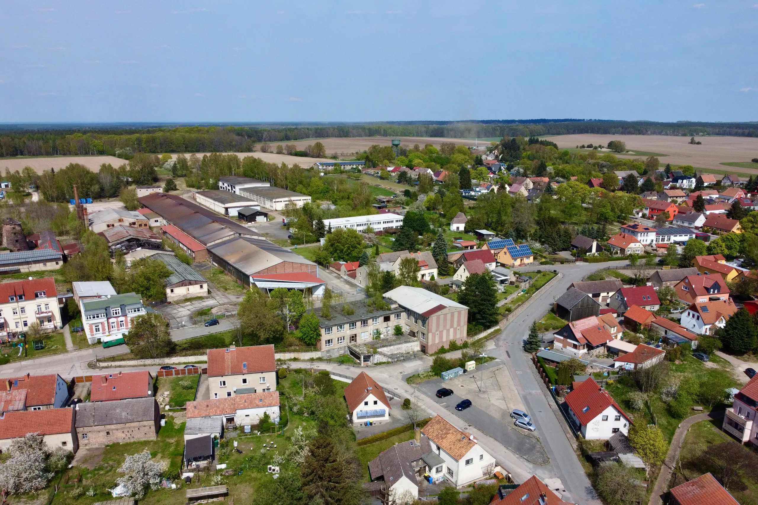 Wiesenburg 2025 – ländliche Siedlung mit Industriegebäuden und konventioneller Infrastruktur.