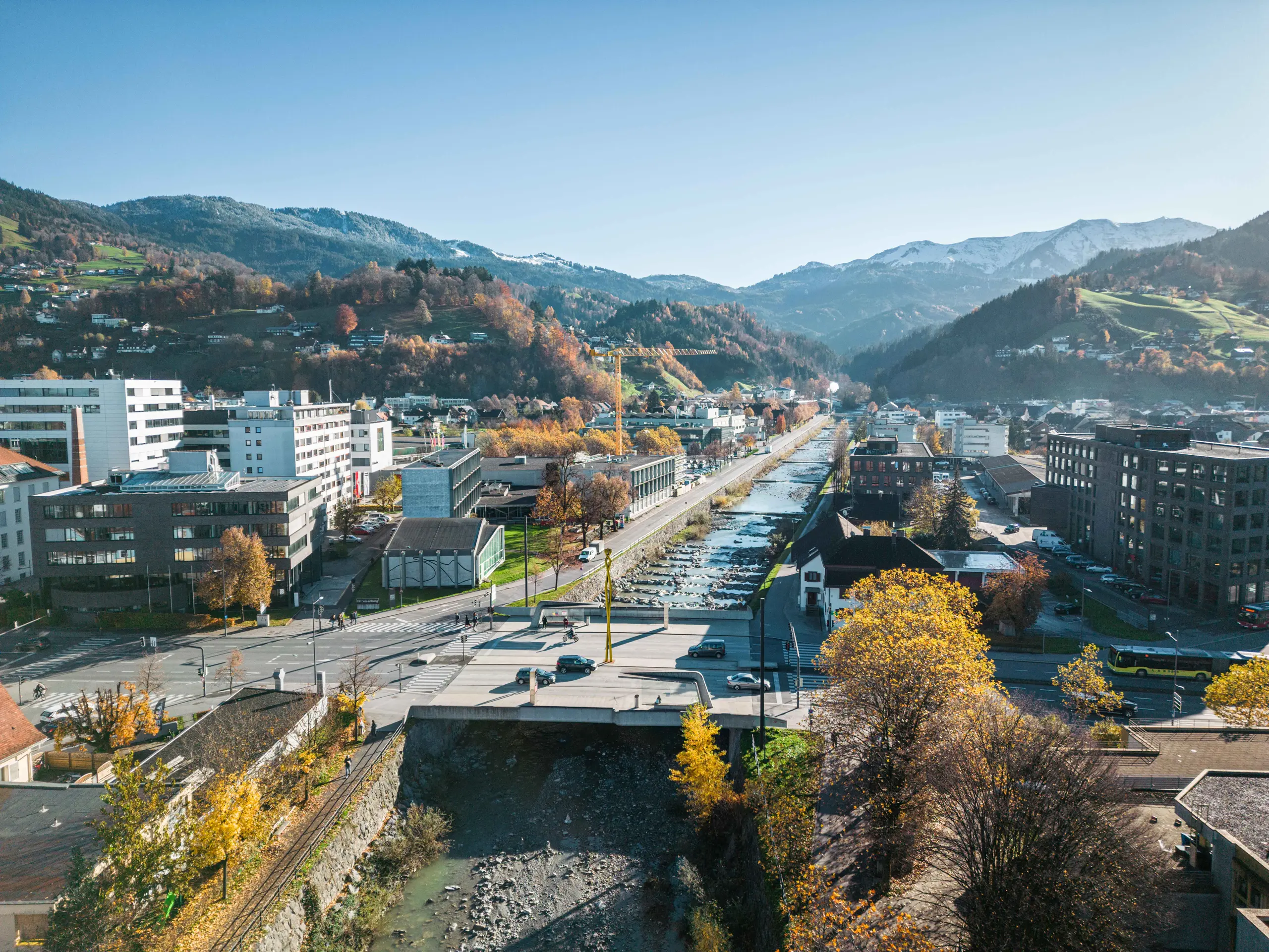Luftaufnahme von Dornbirn, Österreich, im Jahr 2025 – klassische Stadtstruktur mit Fluss, Brücken und moderner Architektur, umgeben von den Alpen.