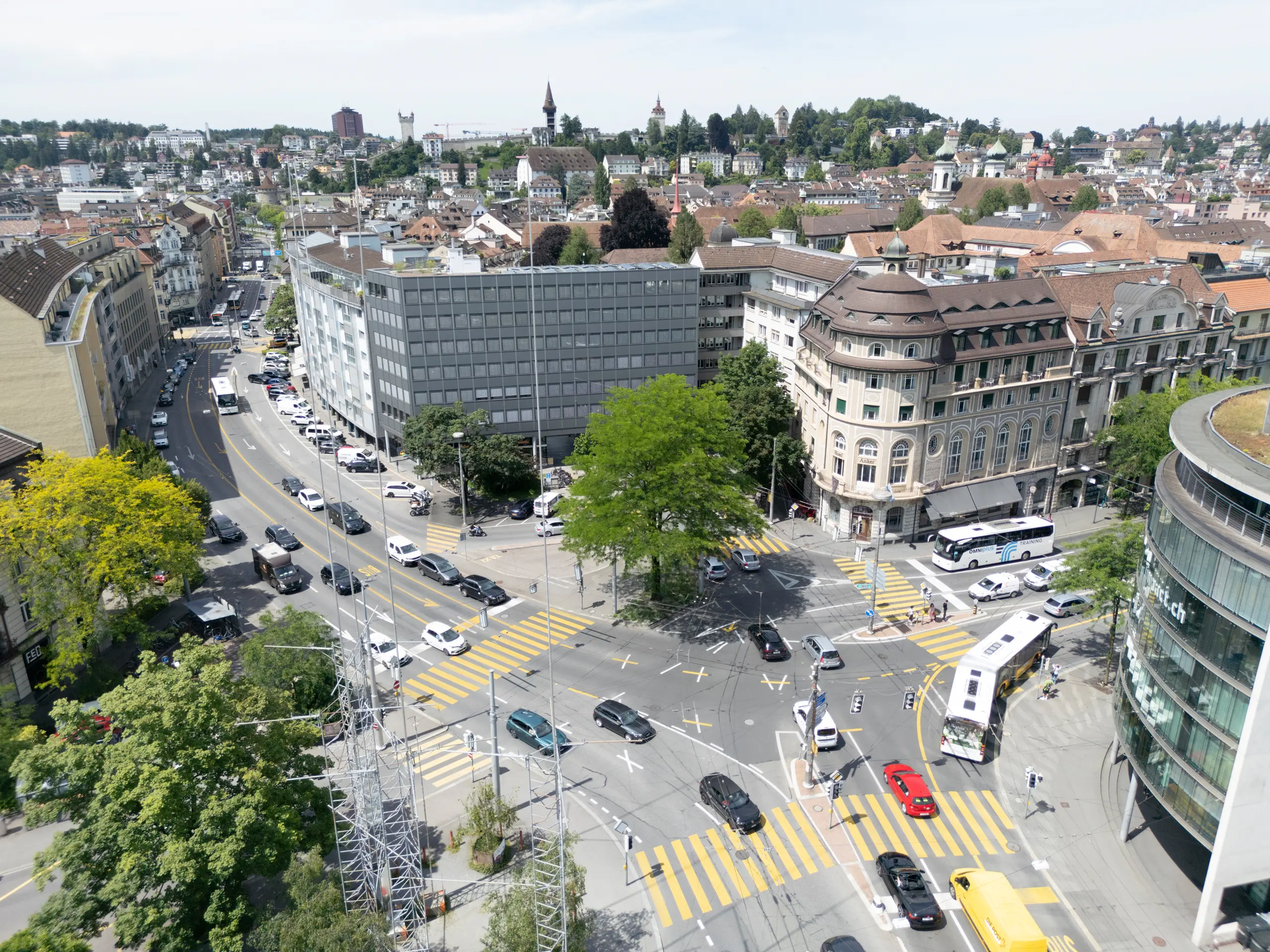 Luftaufnahme von Luzern mit dichter Verkehrsführung, klassischen Stadtstrukturen und wenig Grünflächen.