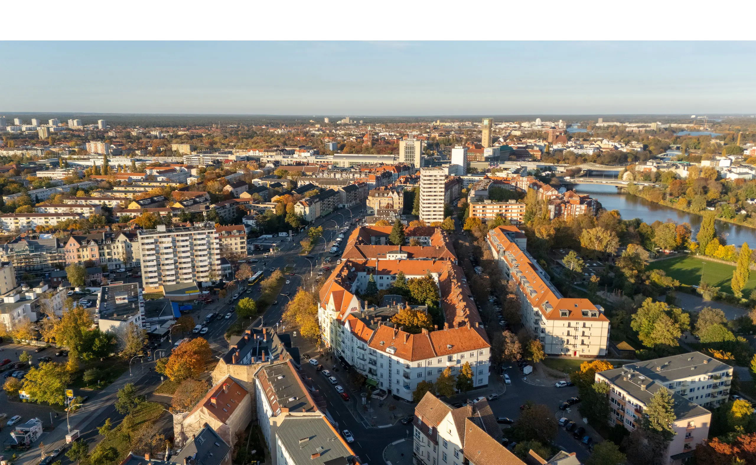 Luftaufnahme von Berlin-Spandau 2025 – dicht bebaute Stadtstruktur mit Straßenverkehr, klassischer Wohnbebauung und begrenzten Grünflächen
