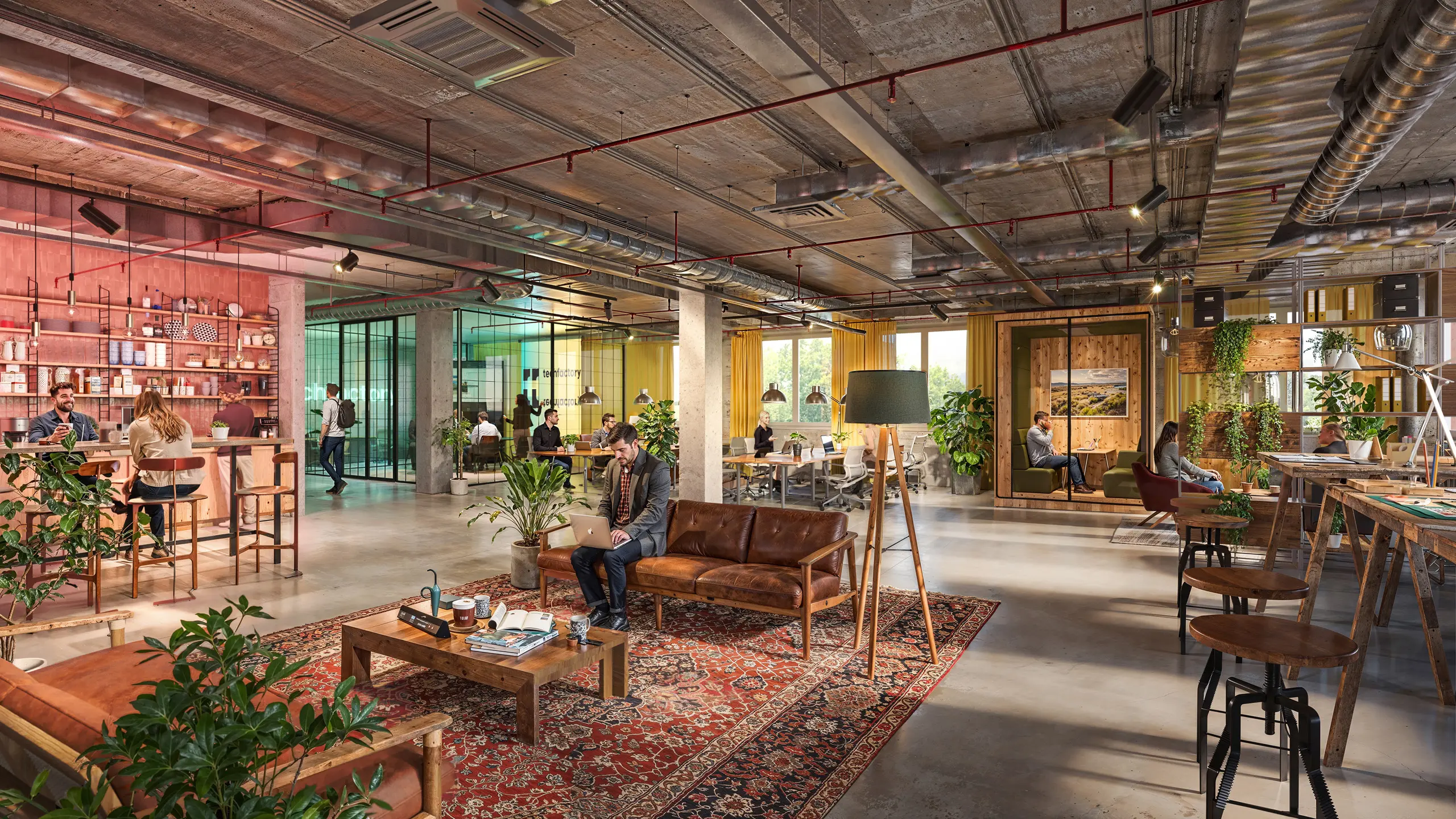 Co-Working-Lounge der TechFactory Garbsen 2045 – hybride Arbeitswelt mit Café, Social Spaces und begrünten Innenbereichen.