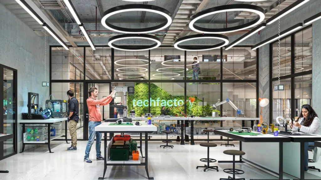 TechFactory Garbsen Makerspace 2045 – modernes Hightech-Labor mit Robotik, Prototyping, 3D-Druck und begrünter Innenwand.
