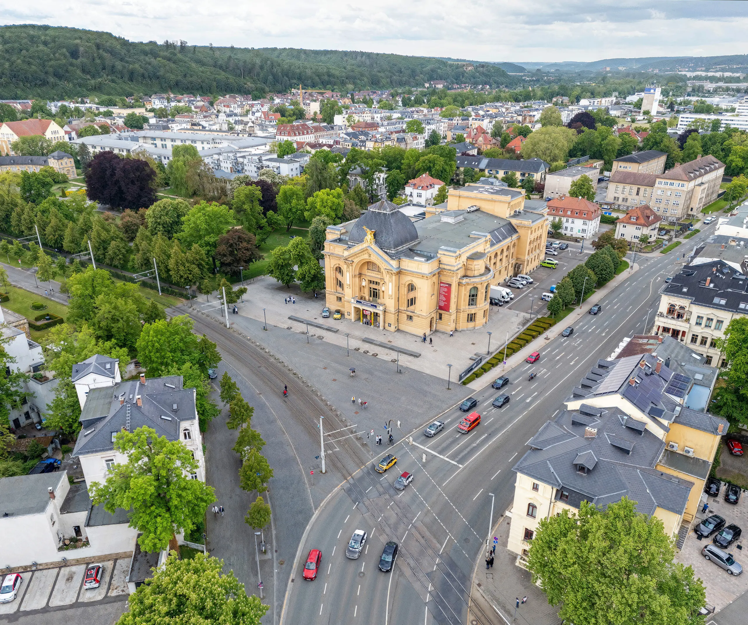 Luftaufnahme des Theaters in Gera 2025 – umgeben von Straßenverkehr, klassischer Stadtstruktur und weitläufigen Grünflächen.