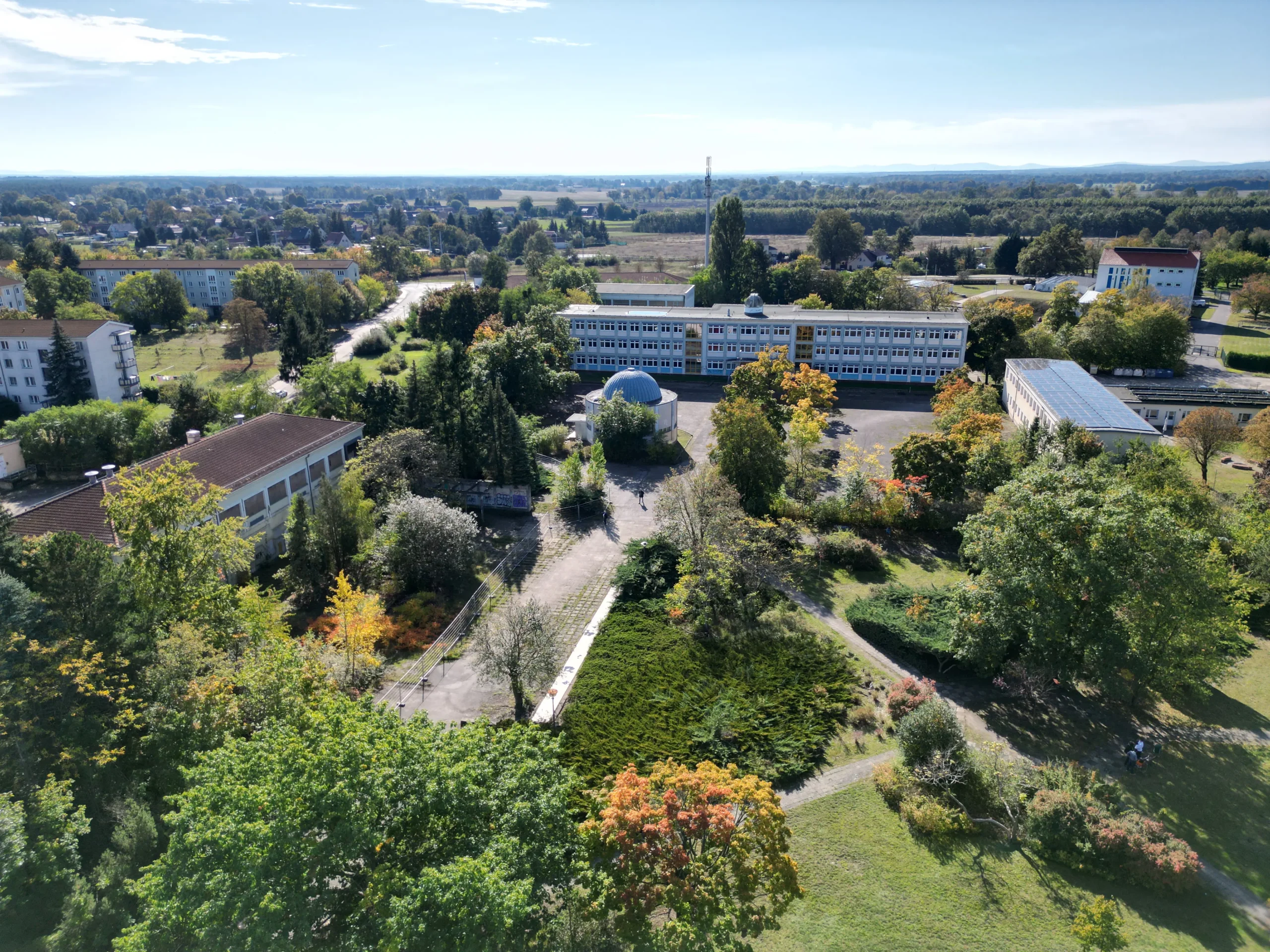 Ecostation Hoyerswerda 2045 – umgestaltetes Schulareal mit Naturlernorten, Teichen, Holzpavillons, urbaner Landwirtschaft und offener Bildungslandschaft.“