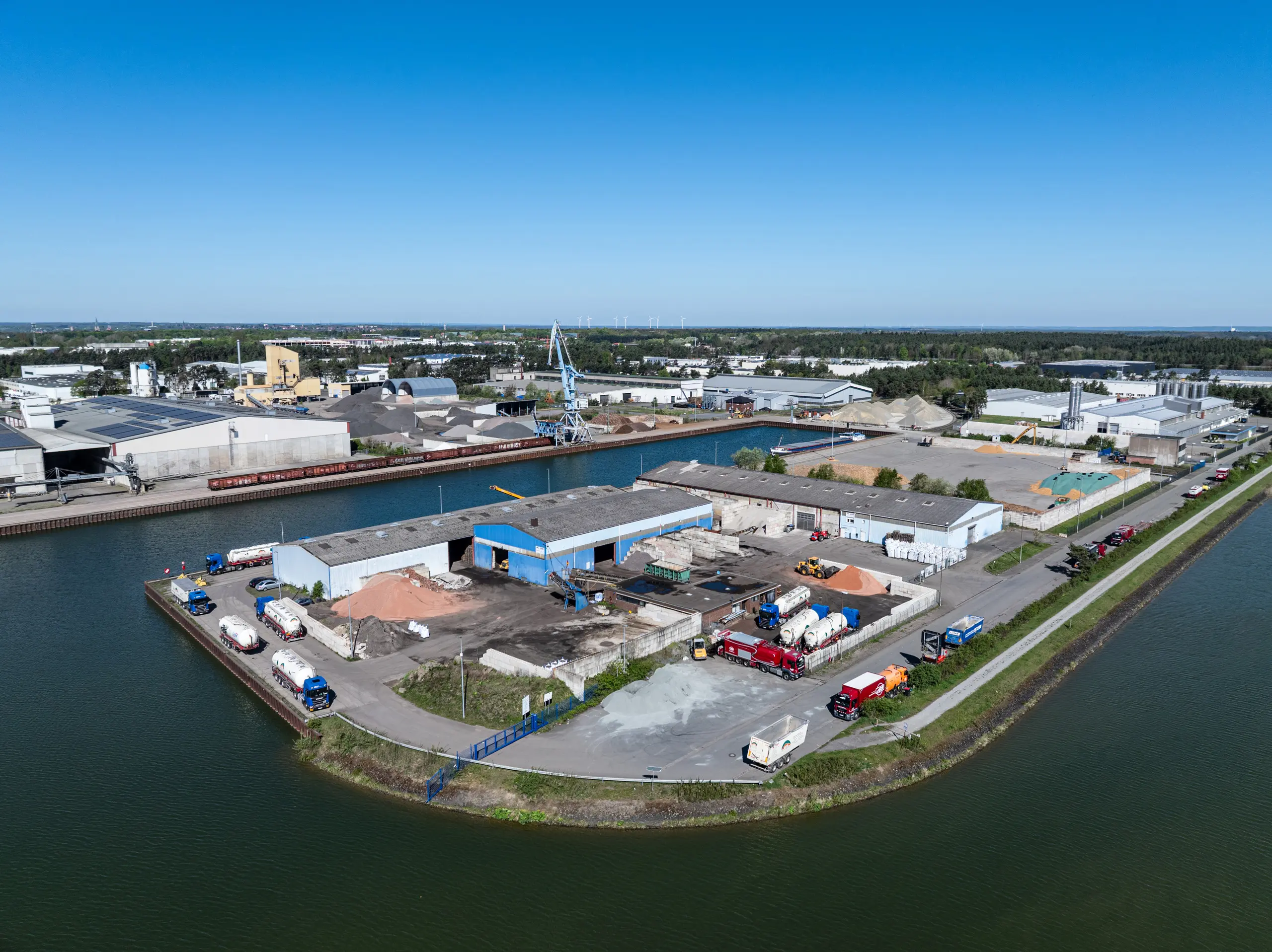 Luftaufnahme des Industriehafens in Lüneburg 2025 – Lagerhallen, LKW-Verkehr, Umschlagsflächen und konventionelle Hafeninfrastruktur.