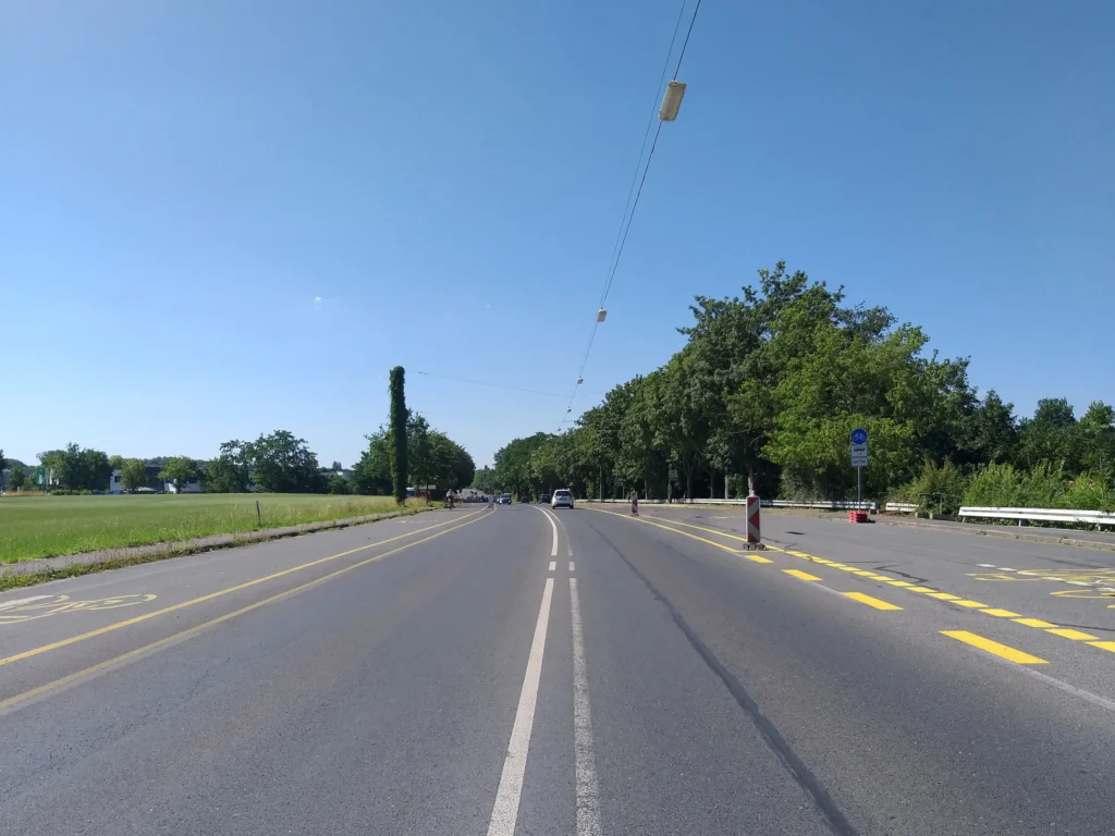 Aktuelle Verkehrssituation der Friedrich-Ebert-Straße in Recklinghausen vor der Umgestaltung: viel Asphalt, ungeschützte Radwege, wenig Aufenthaltsqualität
