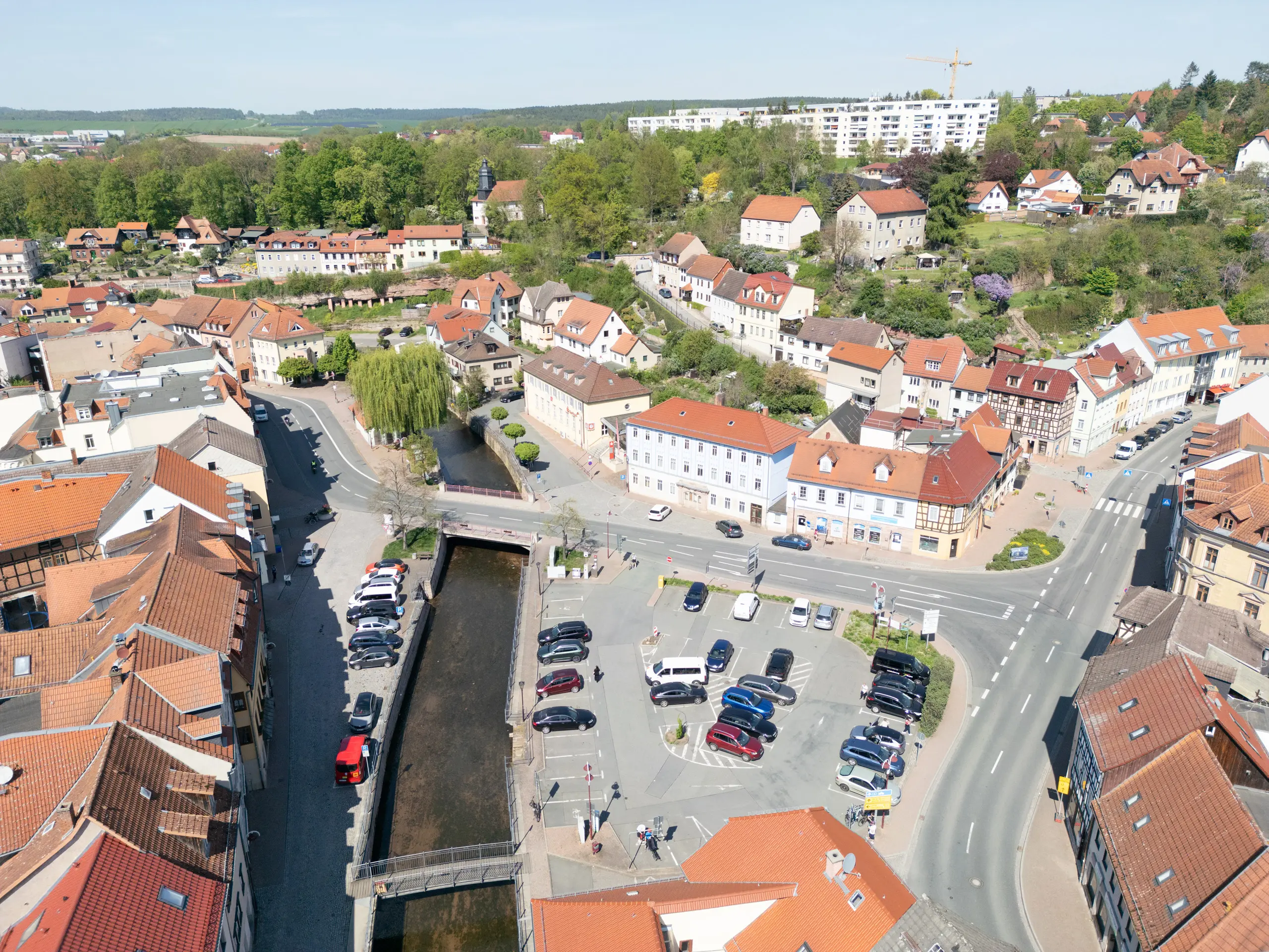 Luftaufnahme der Altstadt von Stadtroda 2025 – historische Gebäude, Parkplatzflächen am Fluss und klassisch geprägte Straßenräume.