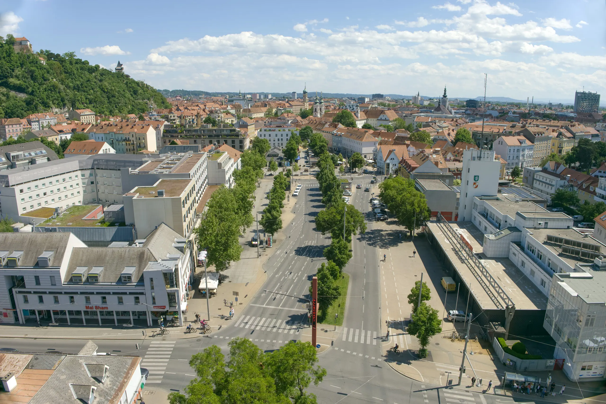 Luftaufnahme des Lendplatzes in Graz 2025 – breite Straßen, klassischer Stadtverkehr, umliegende Wohn- und Geschäftsgebäude.
