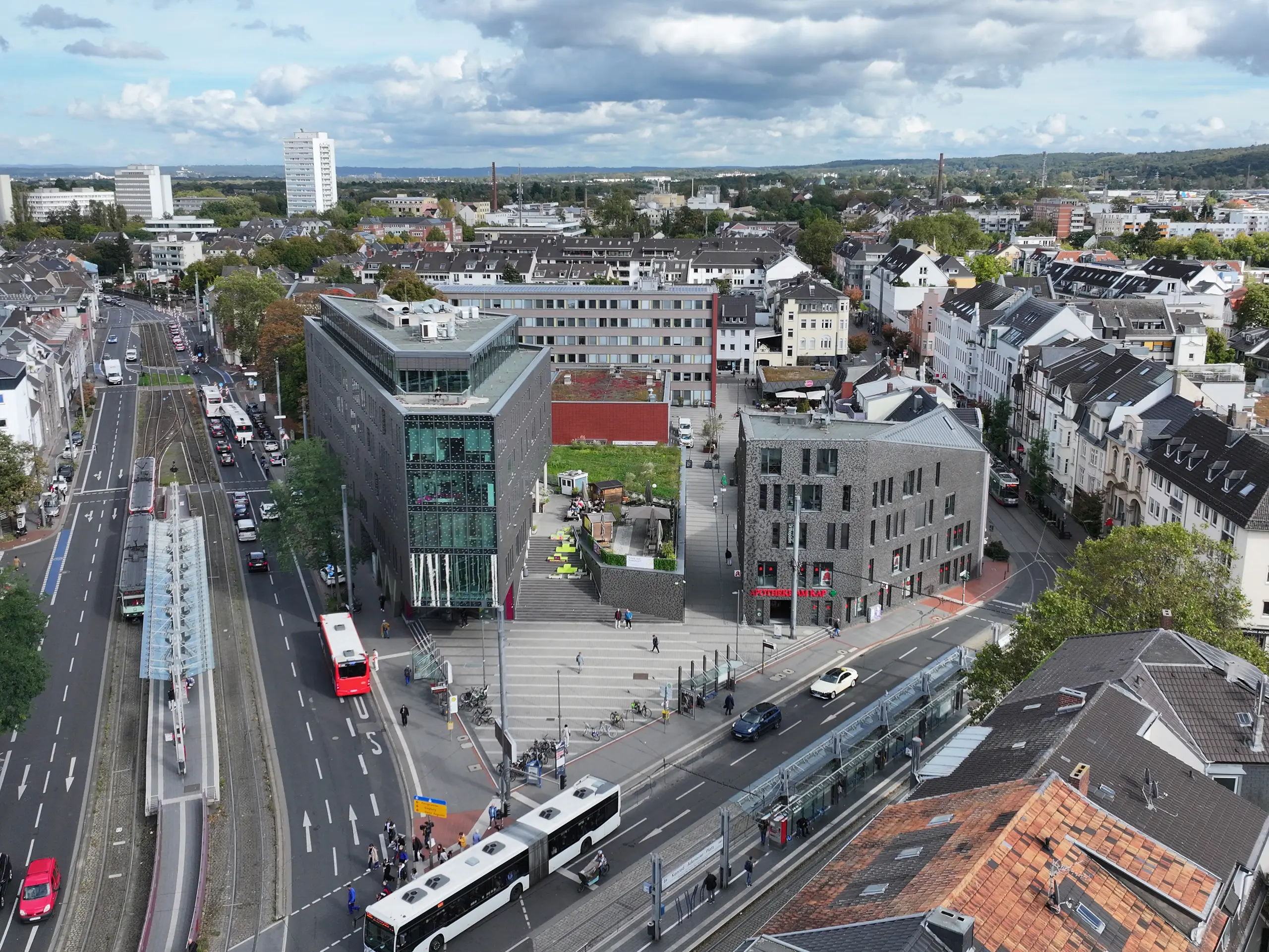 Bonn-Beuel 2025: Luftaufnahme eines Industrie- und Gewerbeareals mit Produktionshallen, Verkehrsachsen und wenig Grünflächen.