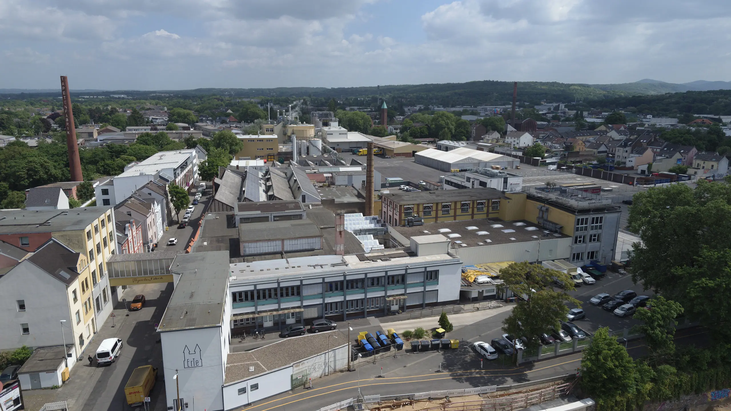 Bonn-Beuel-Ost 2025: Gewerbegebiet mit Industriegebäuden, versiegelten Flächen und straßenbegleitender Infrastruktur